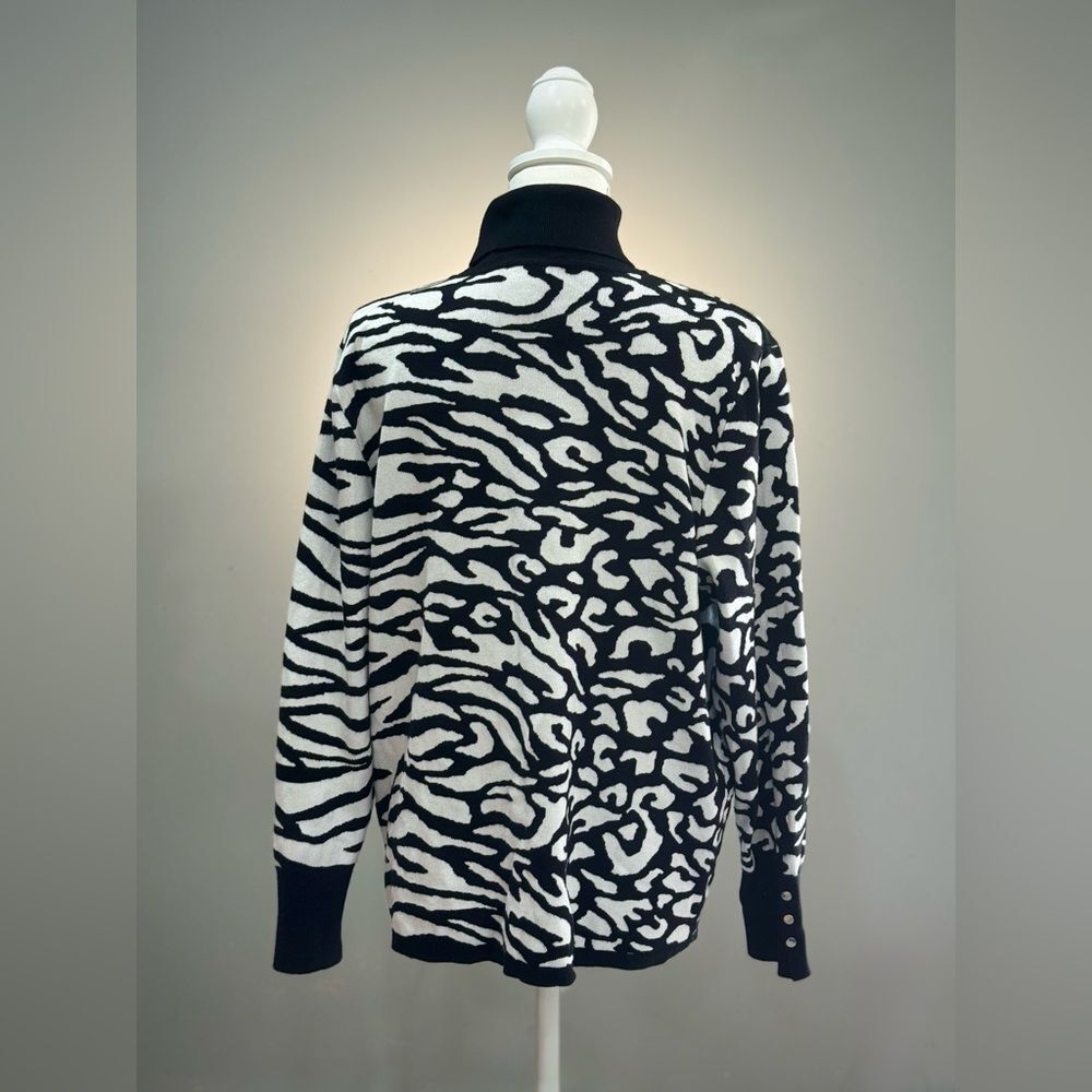 SALE! B/W Chico’s Animal Print Turtleneck Sweater Size 3 (16) EUC - Picture 2 of 7